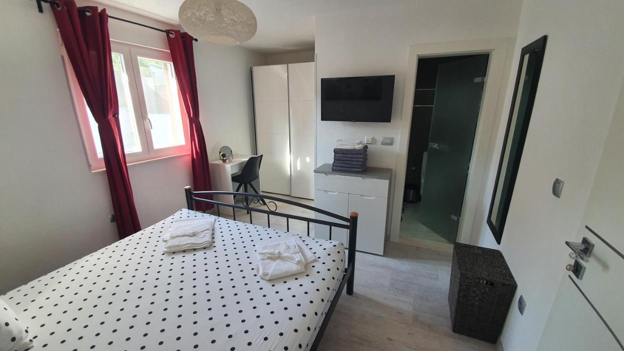 Villa Fides With Private Pool, Garden And Sea View Kaštel Novi Kültér fotó
