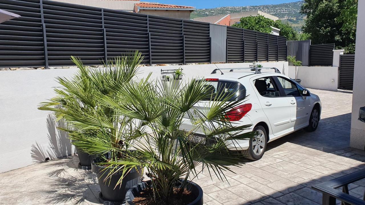 Villa Fides With Private Pool, Garden And Sea View Kaštel Novi Kültér fotó
