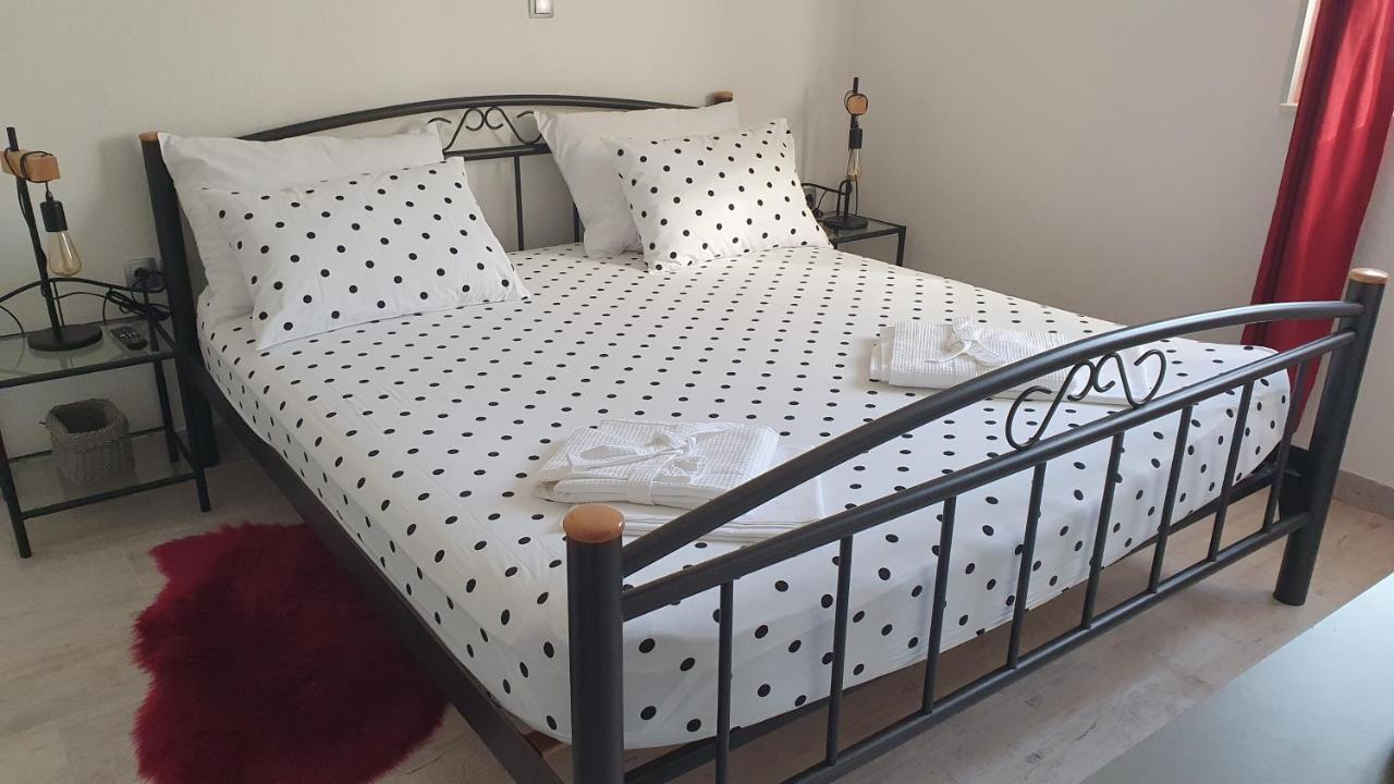 Villa Fides With Private Pool, Garden And Sea View Kaštel Novi Kültér fotó
