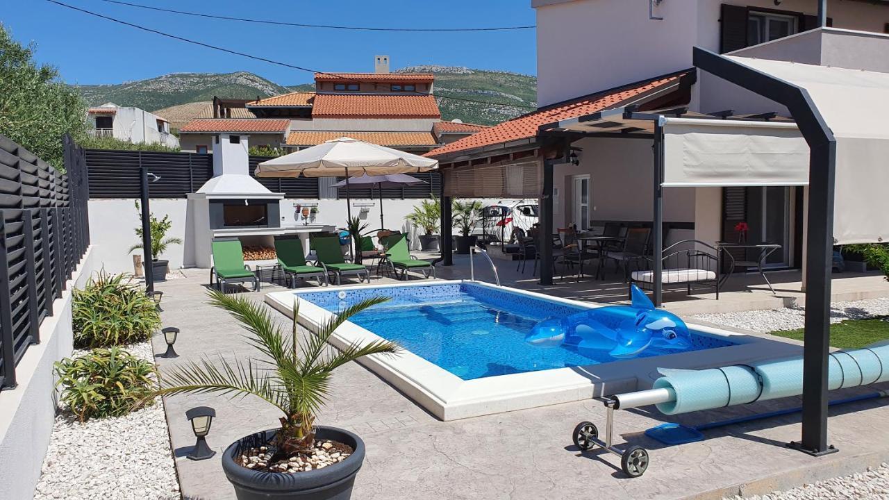 Villa Fides With Private Pool, Garden And Sea View Kaštel Novi Kültér fotó