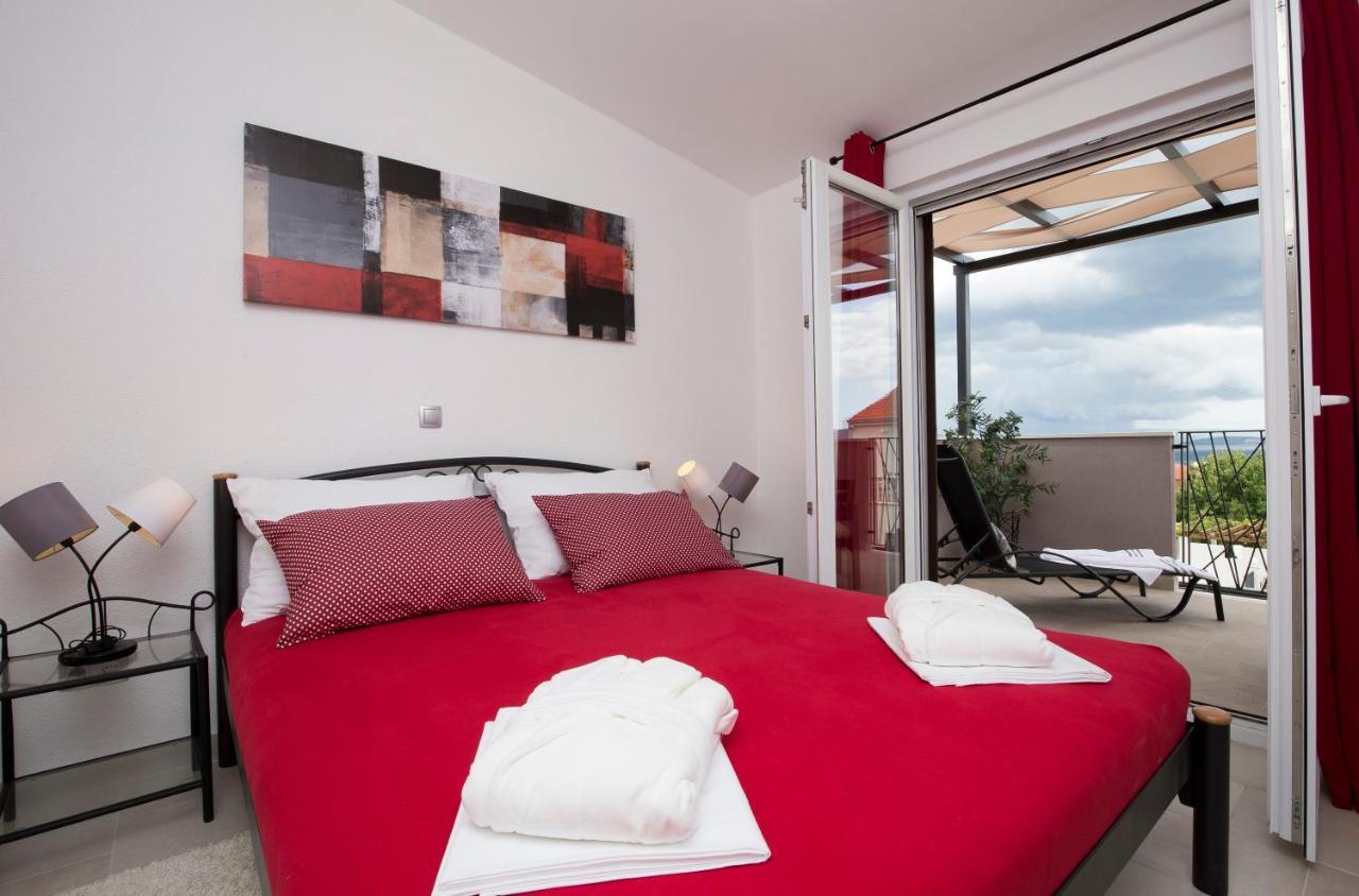 Villa Fides With Private Pool, Garden And Sea View Kaštel Novi Kültér fotó