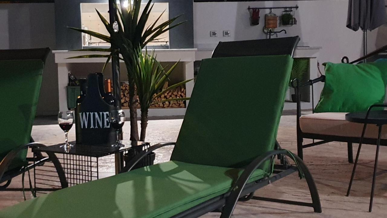 Villa Fides With Private Pool, Garden And Sea View Kaštel Novi Kültér fotó