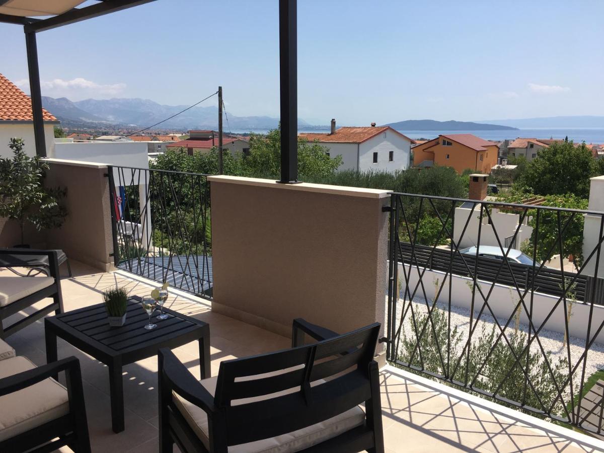 Villa Fides With Private Pool, Garden And Sea View Kaštel Novi Kültér fotó
