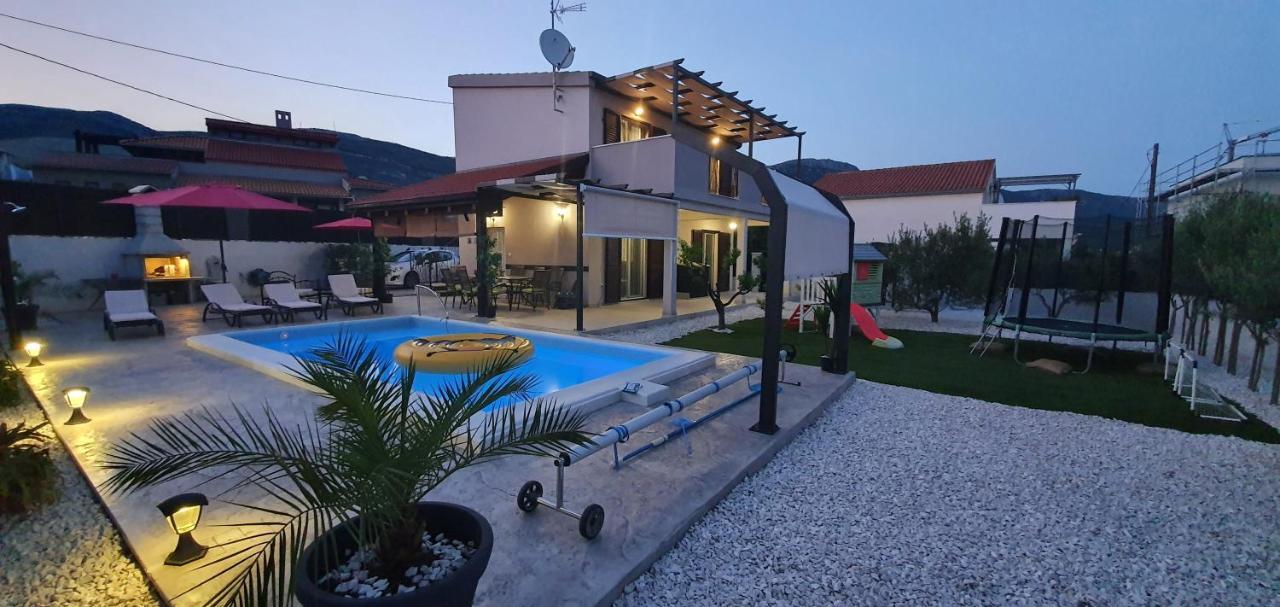 Villa Fides With Private Pool, Garden And Sea View Kaštel Novi Kültér fotó