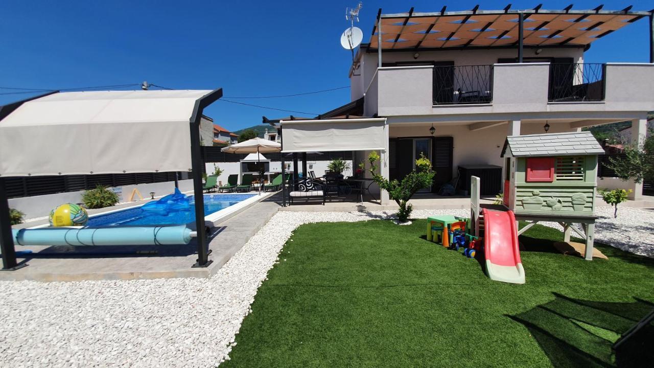 Villa Fides With Private Pool, Garden And Sea View Kaštel Novi Kültér fotó