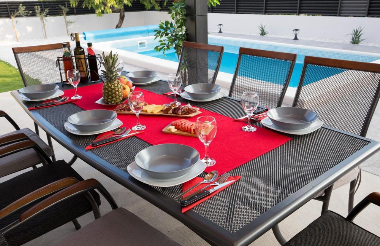 Villa Fides With Private Pool, Garden And Sea View Kaštel Novi Kültér fotó