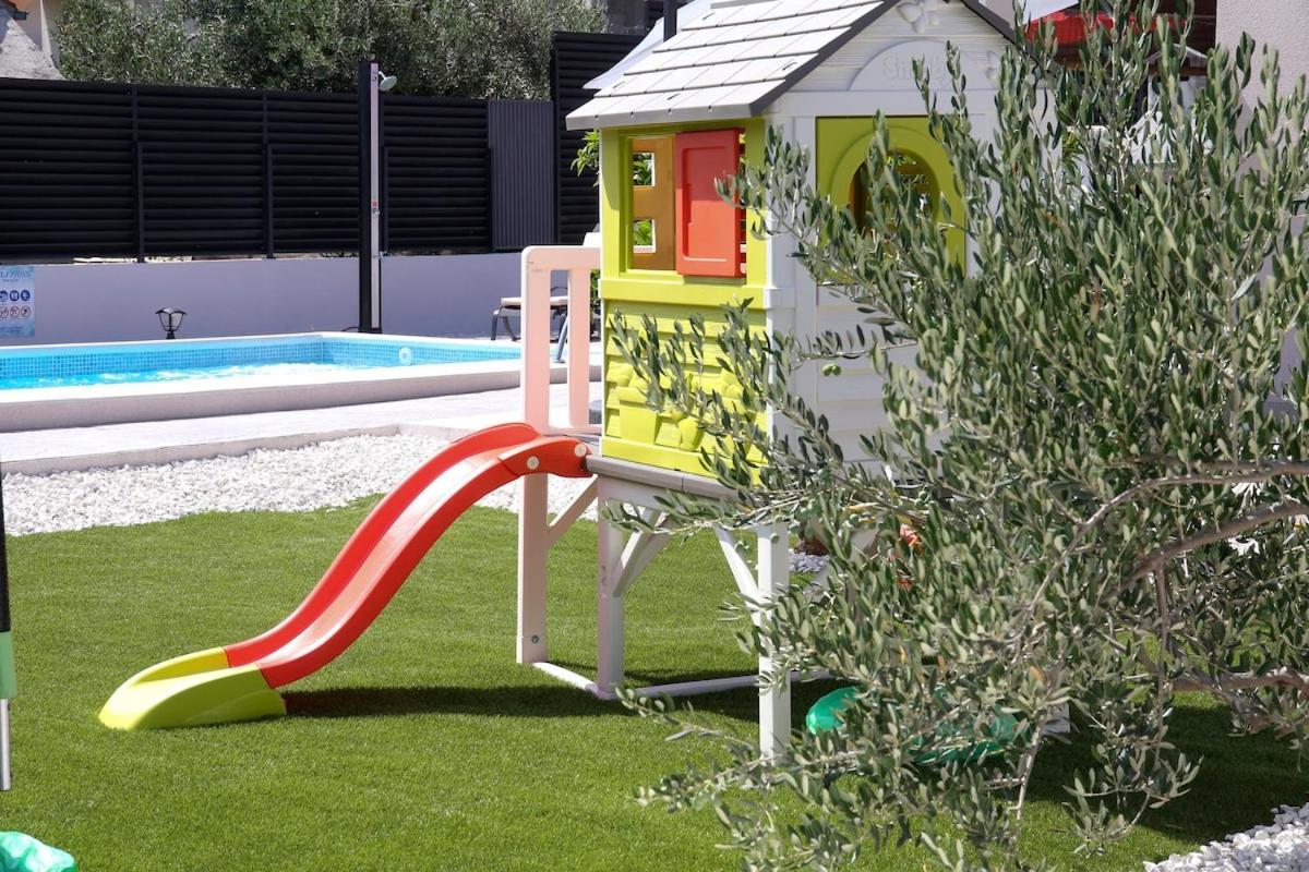 Villa Fides With Private Pool, Garden And Sea View Kaštel Novi Kültér fotó