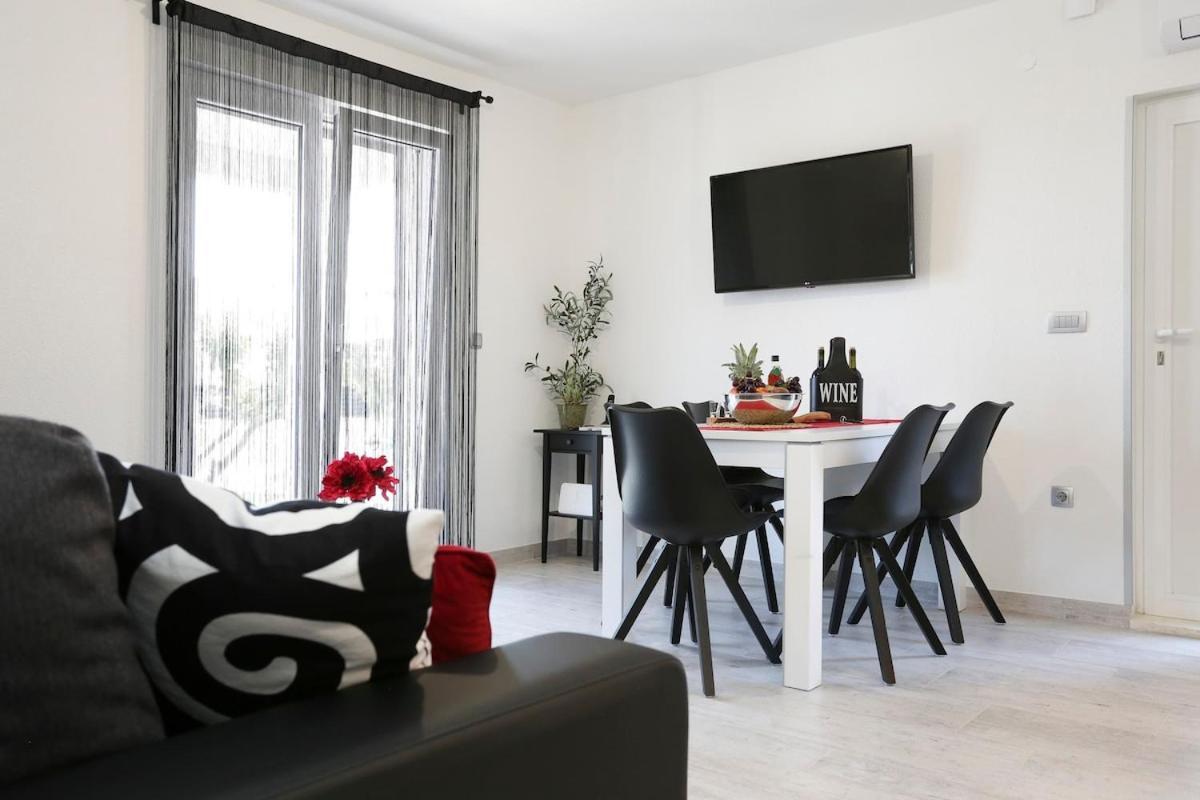 Villa Fides With Private Pool, Garden And Sea View Kaštel Novi Kültér fotó