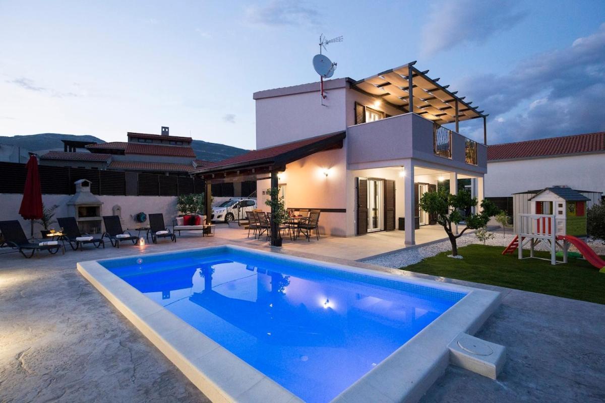 Villa Fides With Private Pool, Garden And Sea View Kaštel Novi Kültér fotó